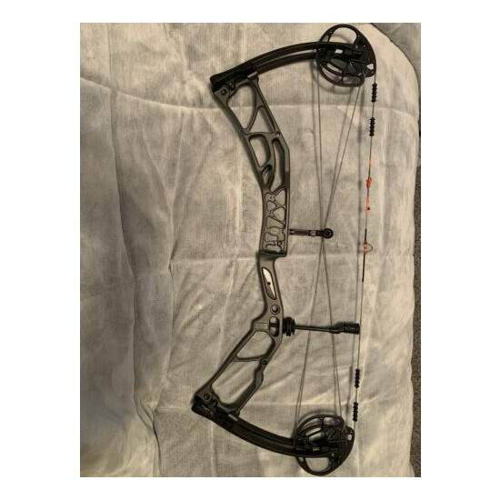 compound bow image {1}