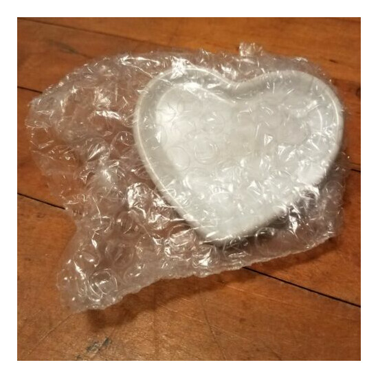 Catit Creamy Ceramic Heart Shaped Dish BNIB image {4}