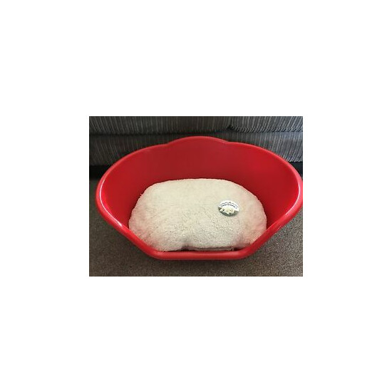 MEDIUM RED PLASTIC PET BED CAT DOG BASKET, LUXURY CREAM FLEECE WASHABLE CUSHION image {1}
