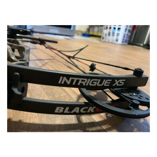 BlackOut Intrigue XS Compound Bow Right Handed #MH image {1}