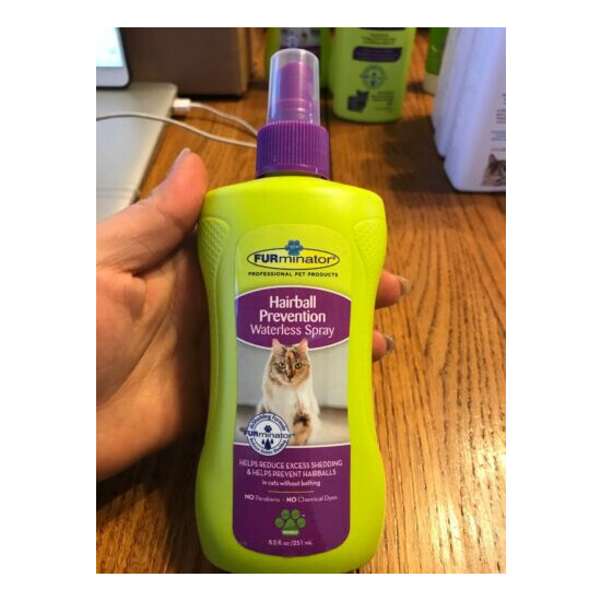 FURminator Hairball Prevention Waterless Spray for Cats 8 oz. image {1}