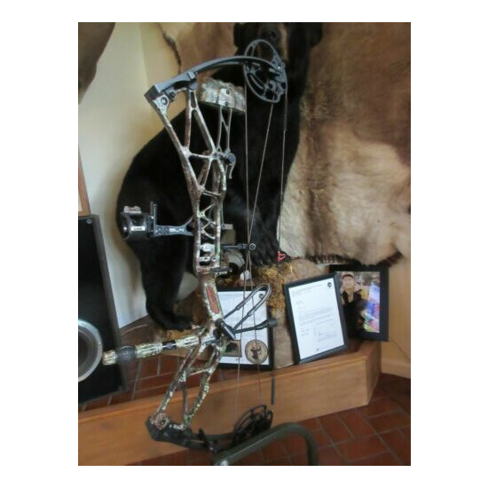Preowned Elite Ritual Hunting Bow With Accessories 50LB 28 1/2'' Draw Excellent Thumb {1}