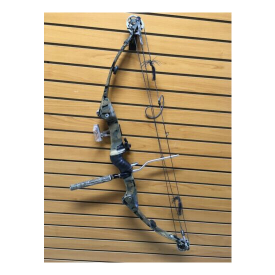 Vintage Unknown Hoyt Compound Bow. Lot: Bow05082012 image {1}